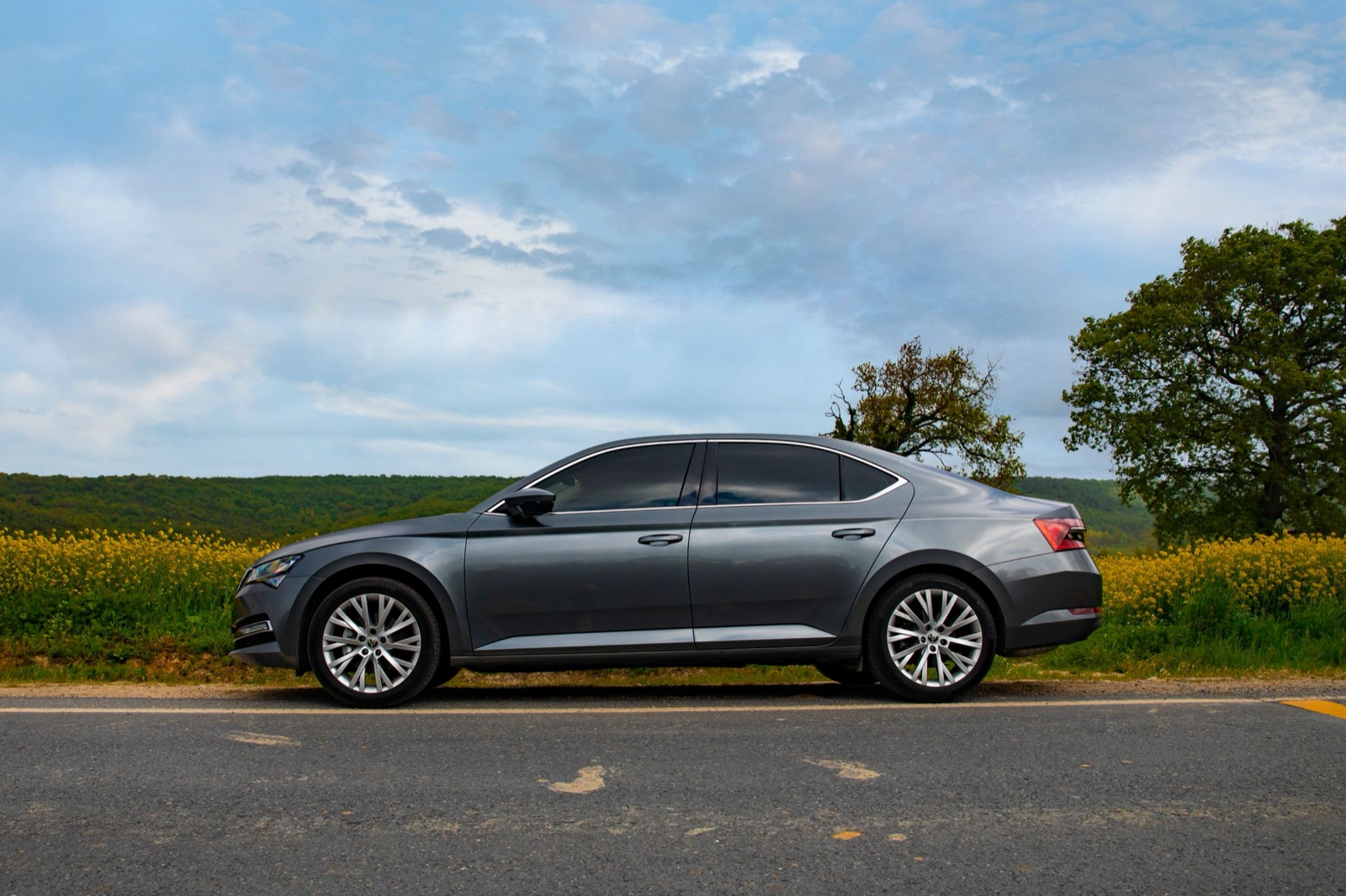 Šedá Škoda Superb – pronájem osobních vozidel